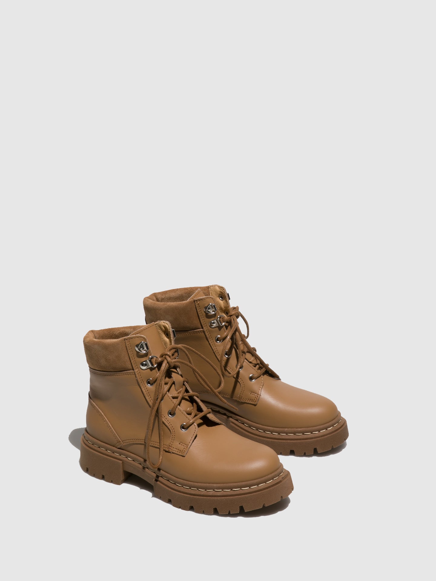 Fungi Botins com Atacadores em Camel